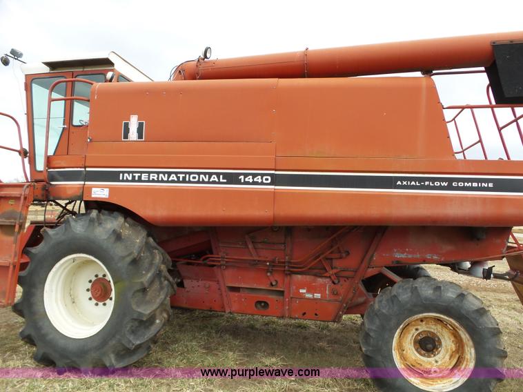image for item J7678 1979 International 1440 combine