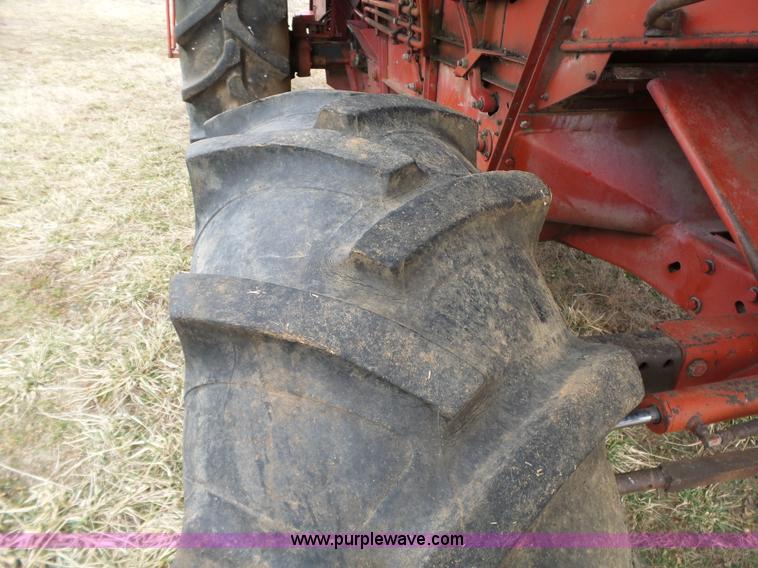 image for item J7678 1979 International 1440 combine