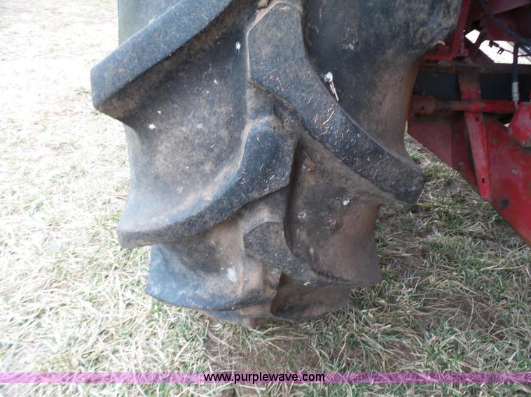 image for item J7678 1979 International 1440 combine