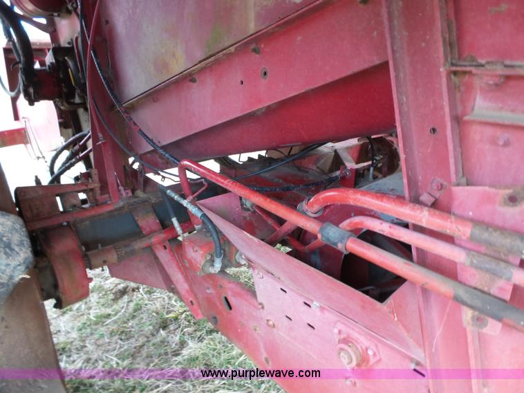 image for item J7678 1979 International 1440 combine