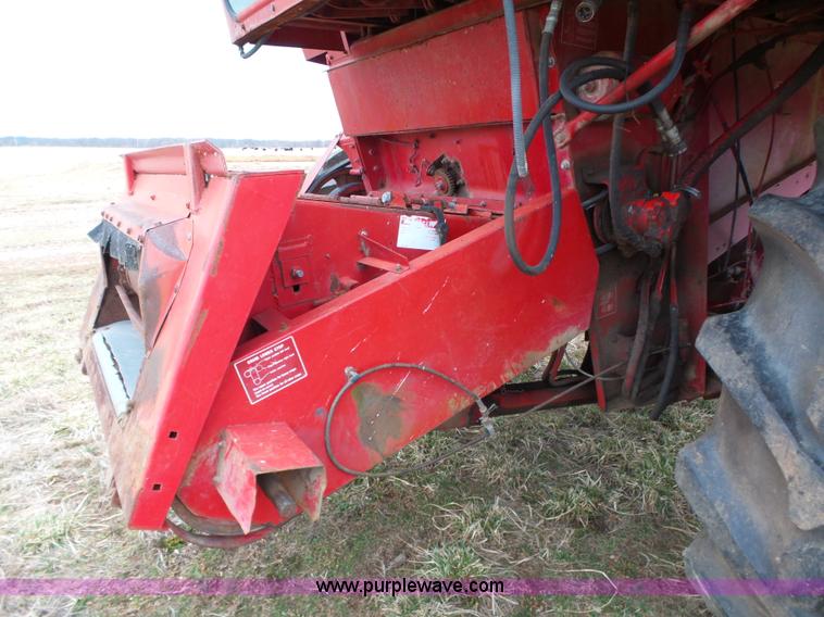 image for item J7678 1979 International 1440 combine
