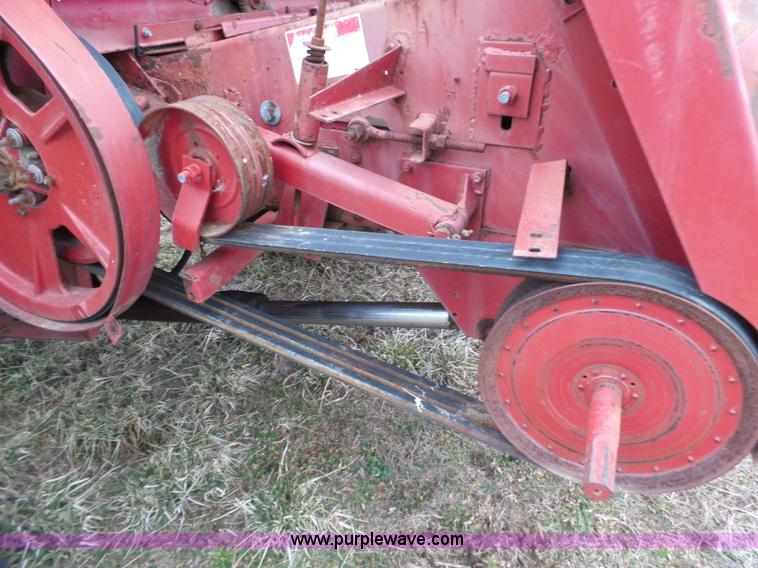 image for item J7678 1979 International 1440 combine