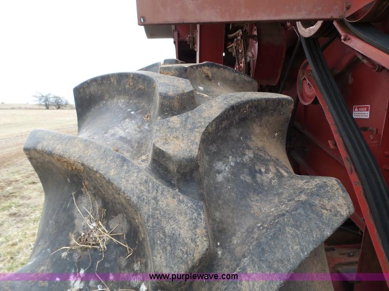 image for item J7678 1979 International 1440 combine