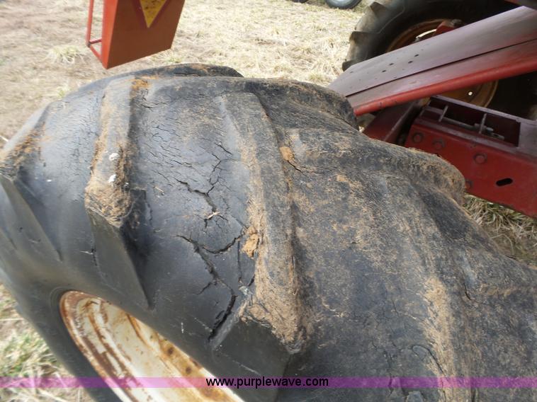 image for item J7678 1979 International 1440 combine