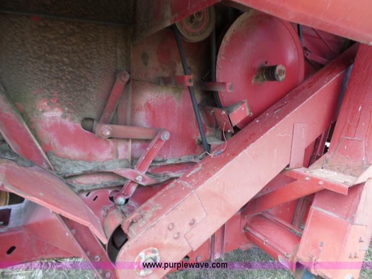 image for item J7678 1979 International 1440 combine