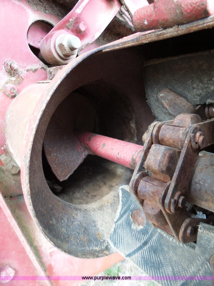 image for item J7678 1979 International 1440 combine