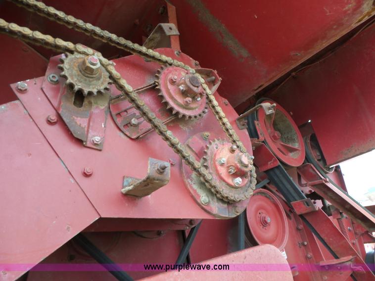 image for item J7678 1979 International 1440 combine