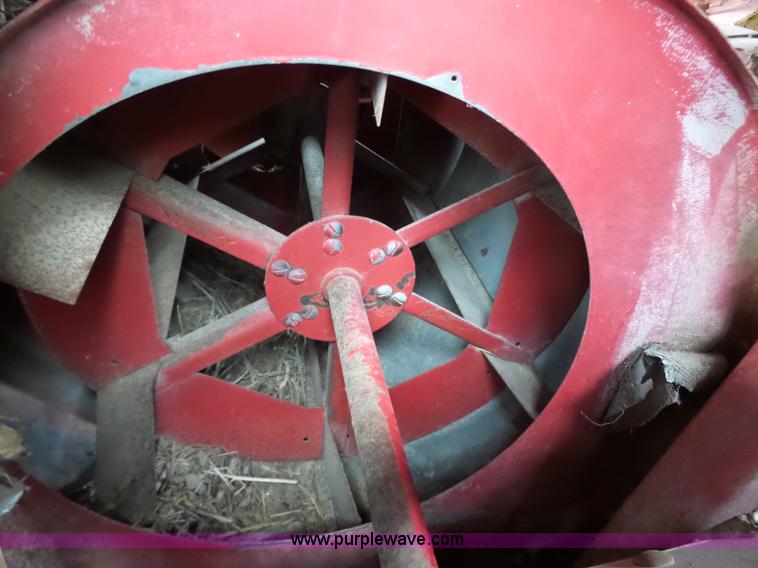 image for item J7678 1979 International 1440 combine