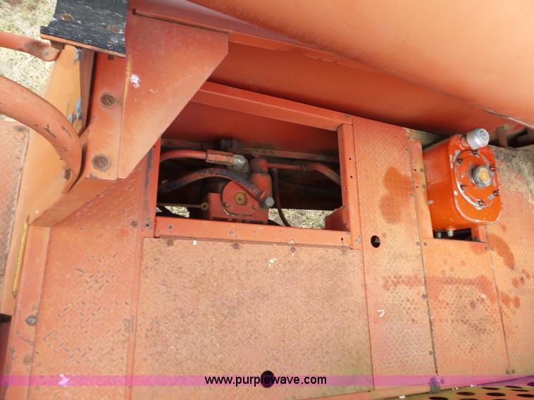 image for item J7678 1979 International 1440 combine