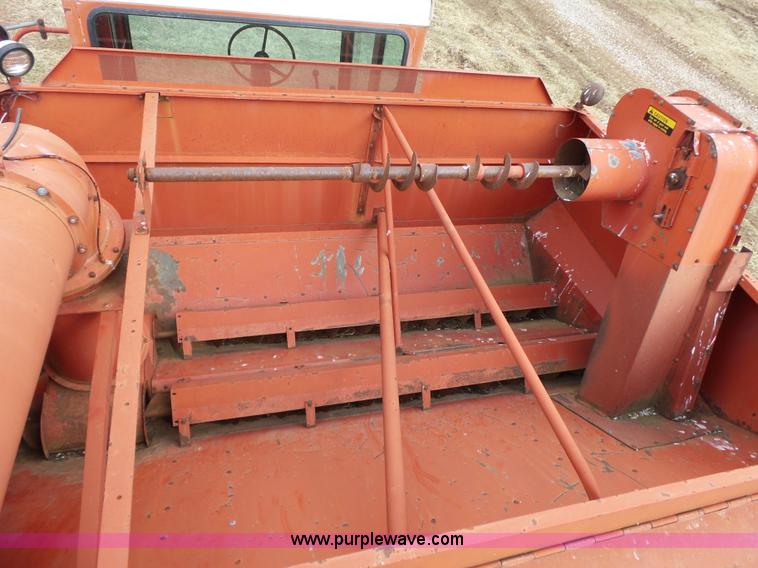 image for item J7678 1979 International 1440 combine