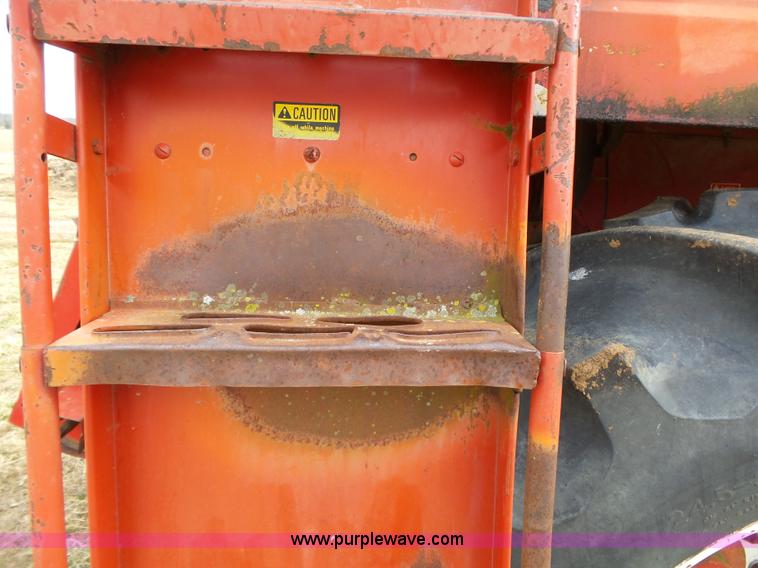 image for item J7678 1979 International 1440 combine