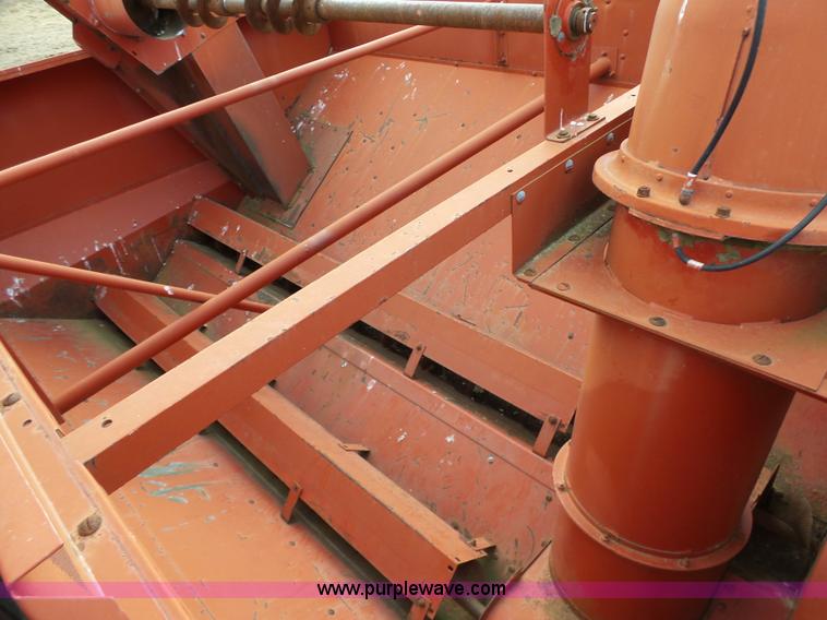 image for item J7678 1979 International 1440 combine