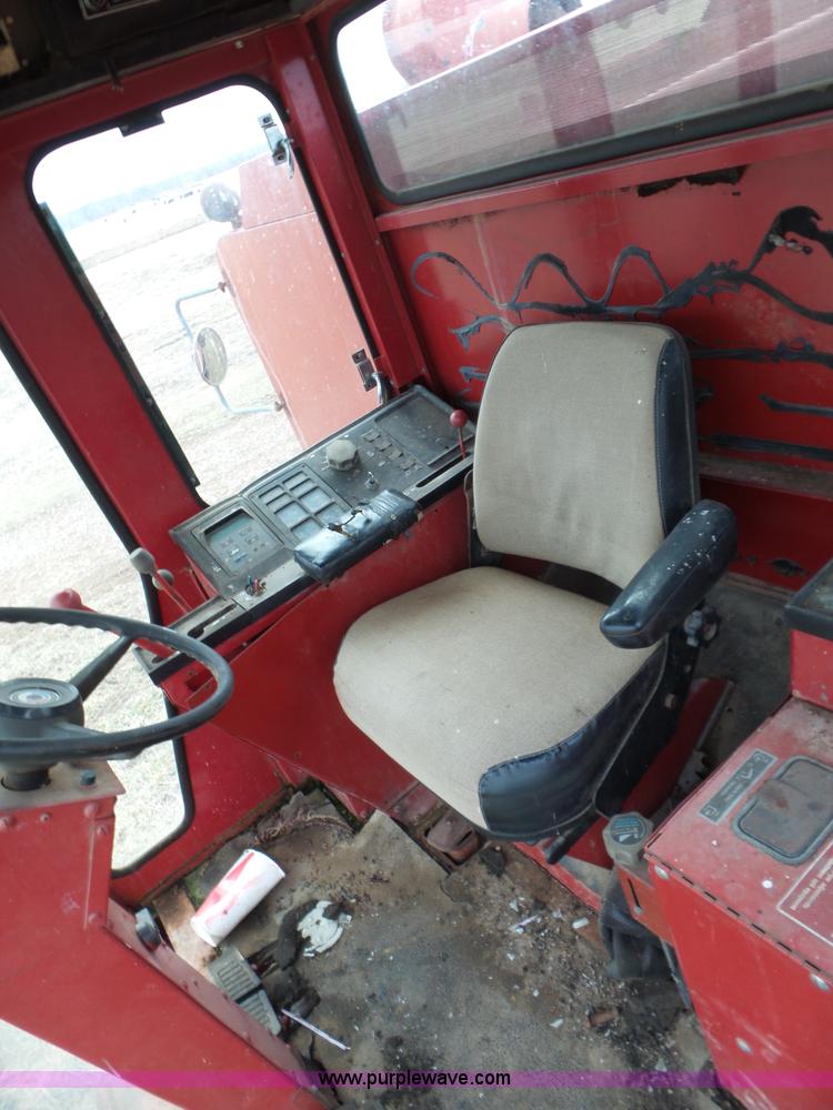 image for item J7678 1979 International 1440 combine