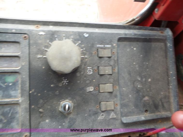 image for item J7678 1979 International 1440 combine