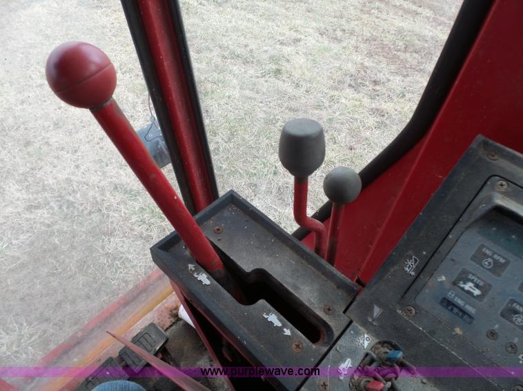 image for item J7678 1979 International 1440 combine