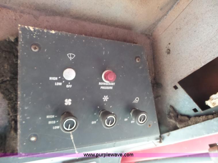 image for item J7678 1979 International 1440 combine