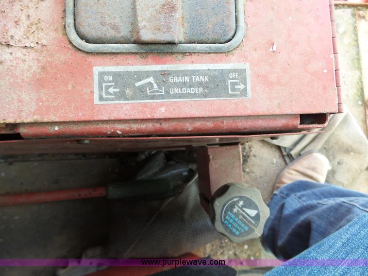 image for item J7678 1979 International 1440 combine