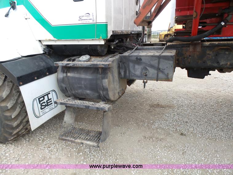 image for item K4274 1996 Ford LN8000 applicator truck