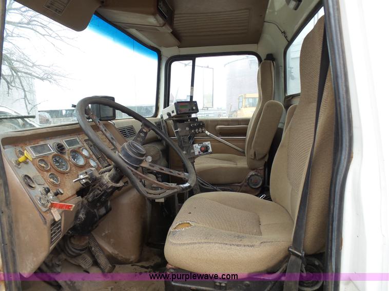 image for item K4274 1996 Ford LN8000 applicator truck