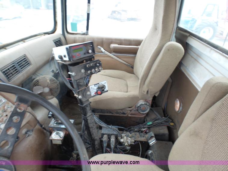 image for item K4274 1996 Ford LN8000 applicator truck