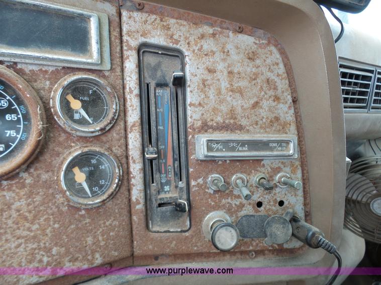 image for item K4274 1996 Ford LN8000 applicator truck