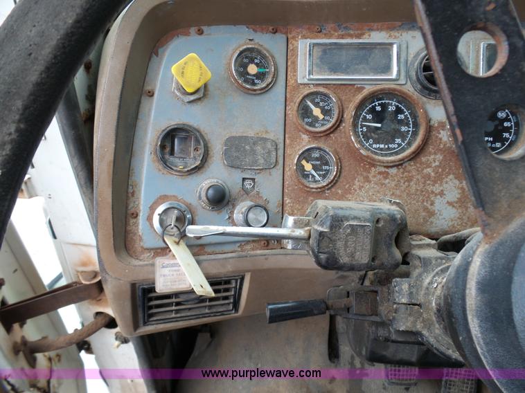 image for item K4274 1996 Ford LN8000 applicator truck