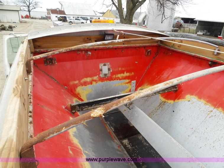 image for item K4274 1996 Ford LN8000 applicator truck