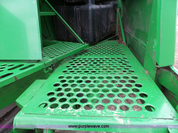 image for item K7625 1997 John Deere 9500 SideHill RWA combine