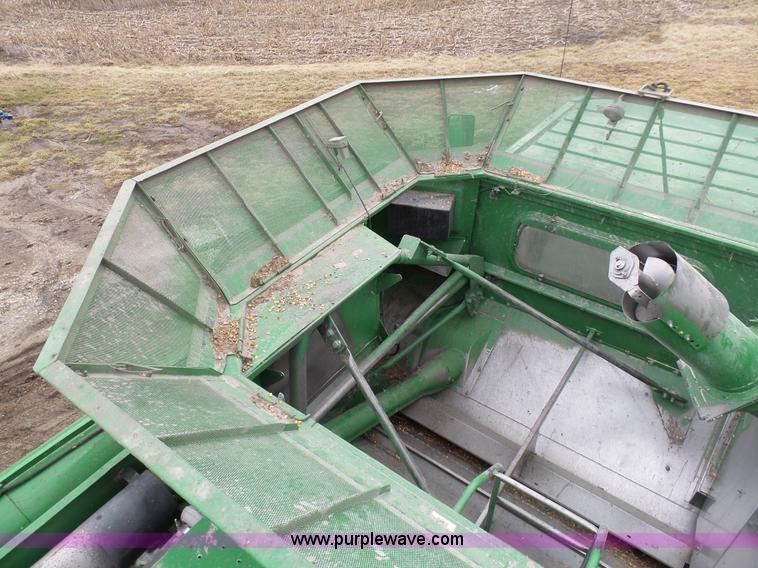 image for item K7625 1997 John Deere 9500 SideHill RWA combine