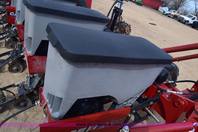 image for item K8667 2010 Case IH 1230 planter