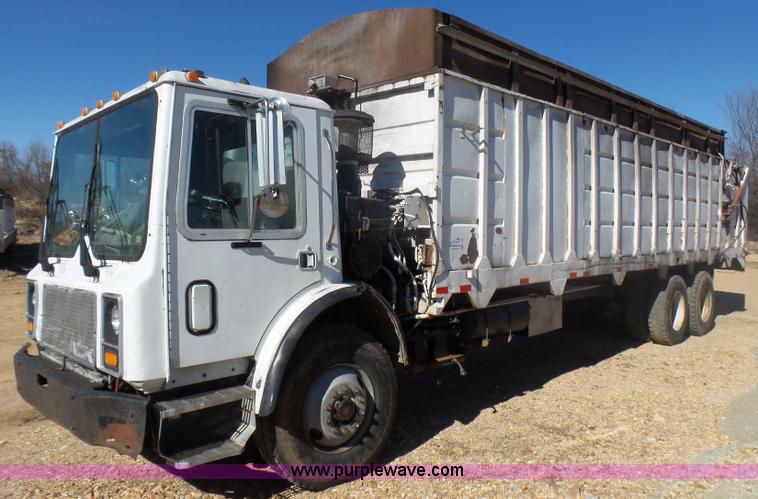 image for item L5406 1990 Mack MR690S grain/silage truck