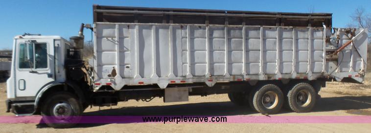 image for item L5406 1990 Mack MR690S grain/silage truck