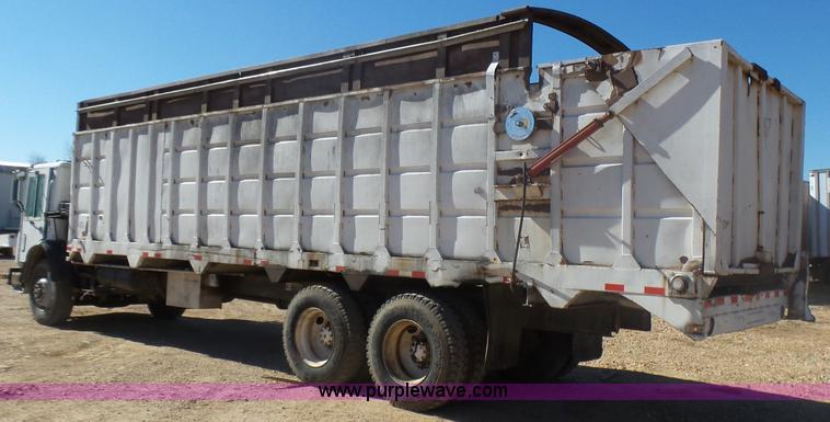 image for item L5406 1990 Mack MR690S grain/silage truck