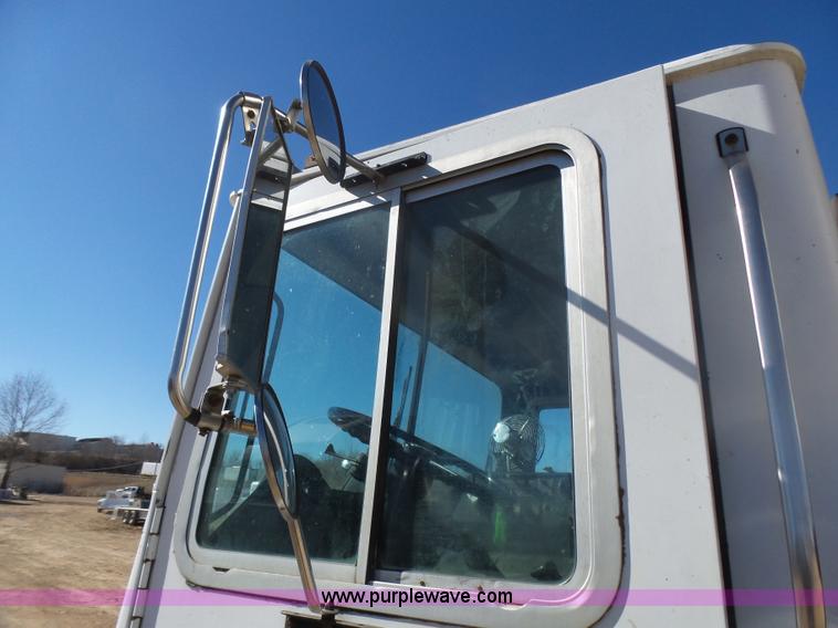 image for item L5406 1990 Mack MR690S grain/silage truck