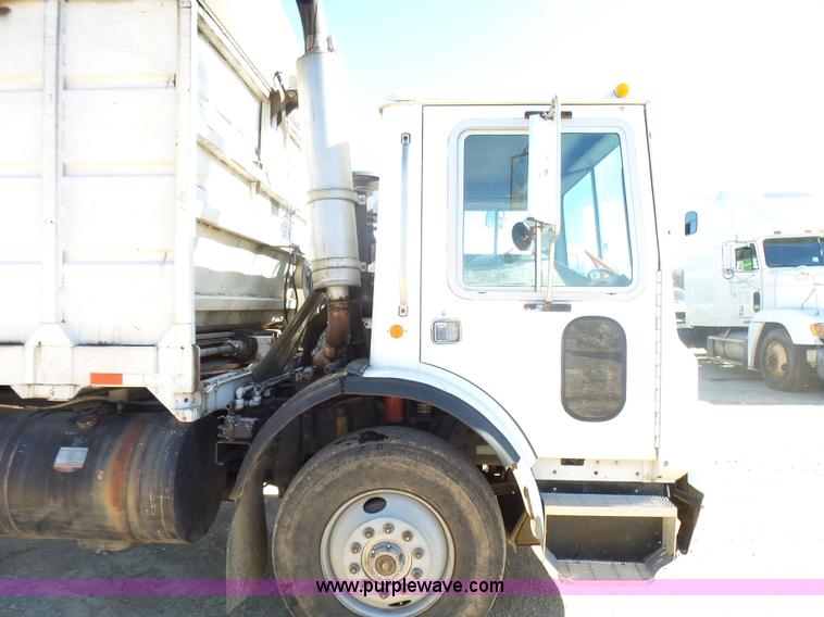 image for item L5406 1990 Mack MR690S grain/silage truck