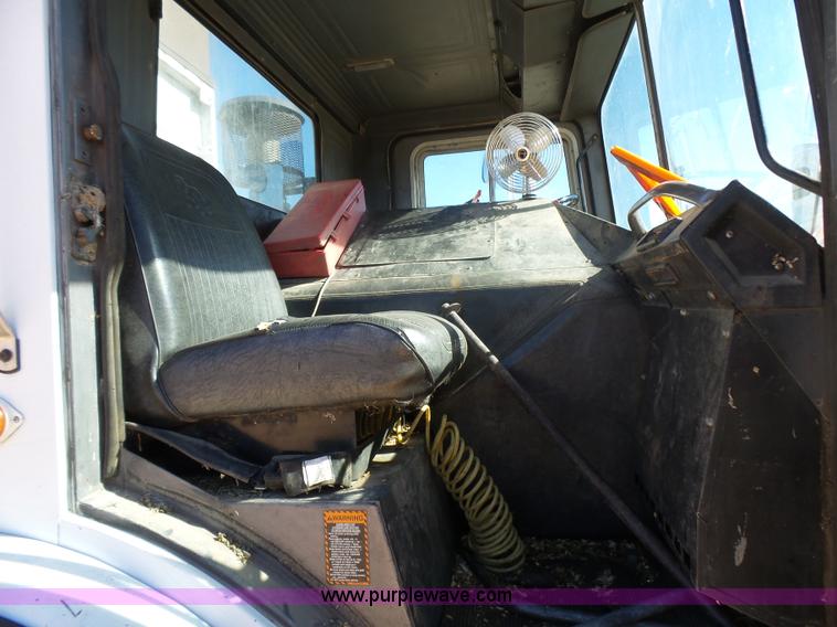 image for item L5406 1990 Mack MR690S grain/silage truck