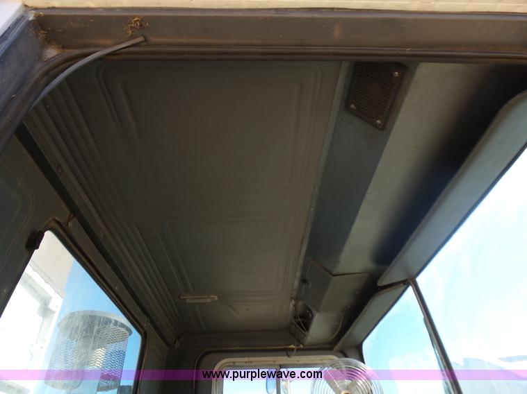 image for item L5406 1990 Mack MR690S grain/silage truck