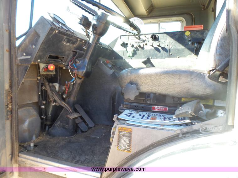 image for item L5406 1990 Mack MR690S grain/silage truck