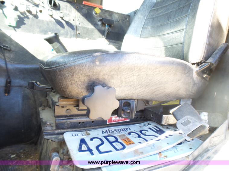 image for item L5406 1990 Mack MR690S grain/silage truck