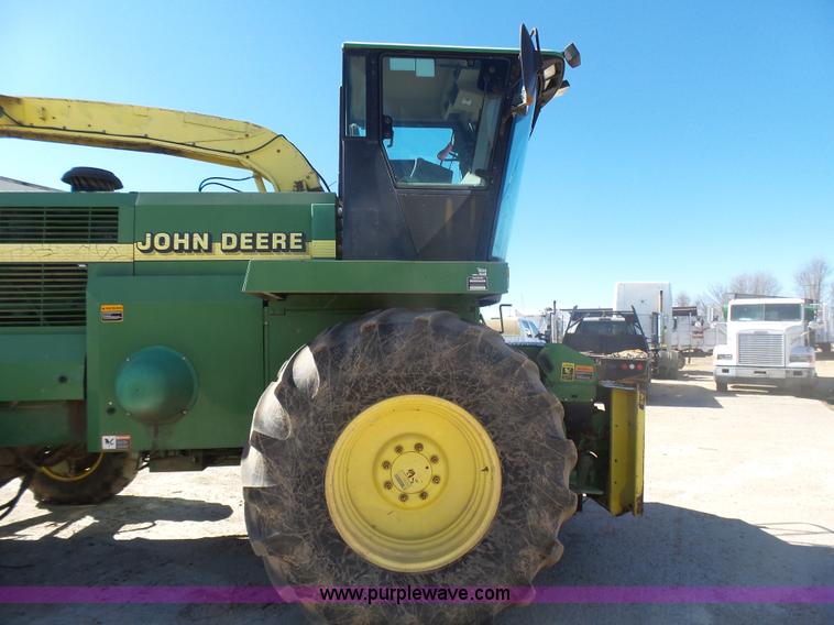image for item L5409 1998 John Deere 6750 forage harvester