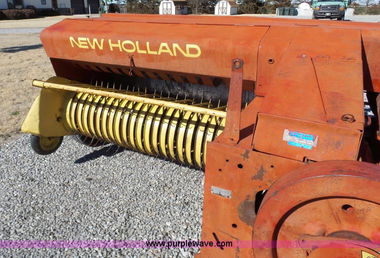 image for item L6208 New Holland 277 small square baler