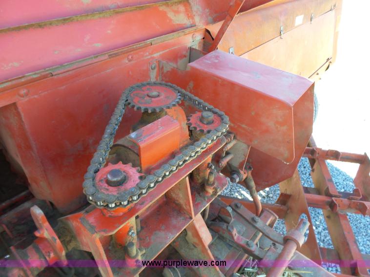 image for item L6208 New Holland 277 small square baler