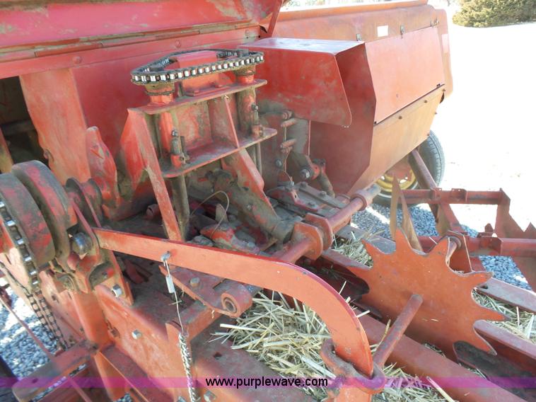 image for item L6208 New Holland 277 small square baler