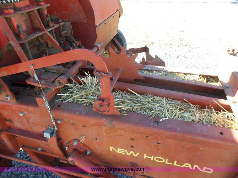 image for item L6208 New Holland 277 small square baler