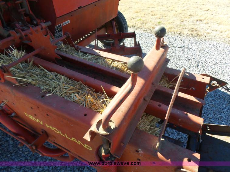 image for item L6208 New Holland 277 small square baler