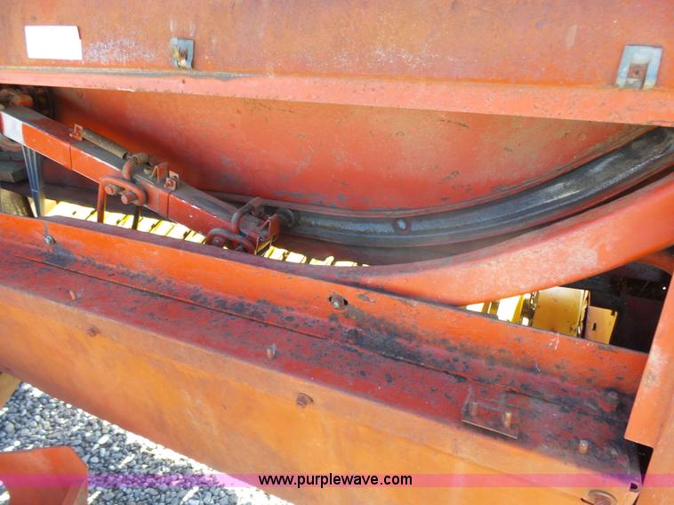 image for item L6208 New Holland 277 small square baler