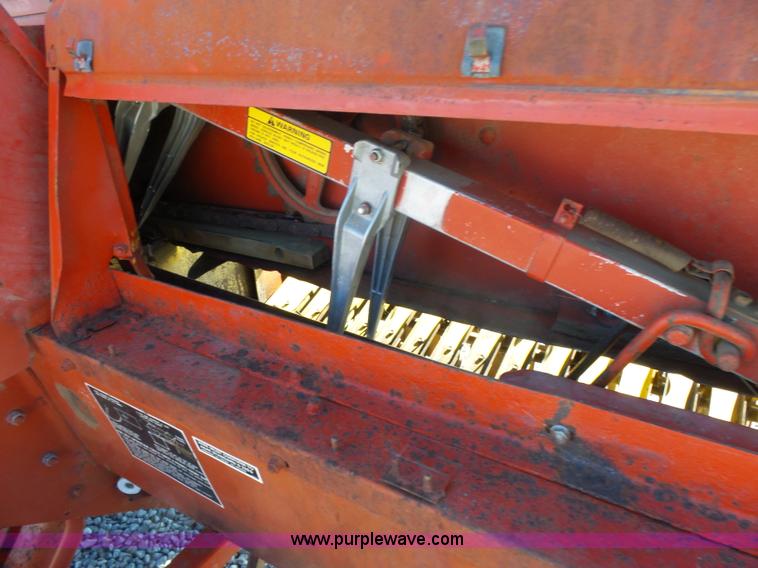 image for item L6208 New Holland 277 small square baler