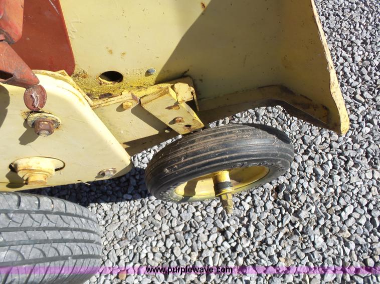 image for item L6208 New Holland 277 small square baler