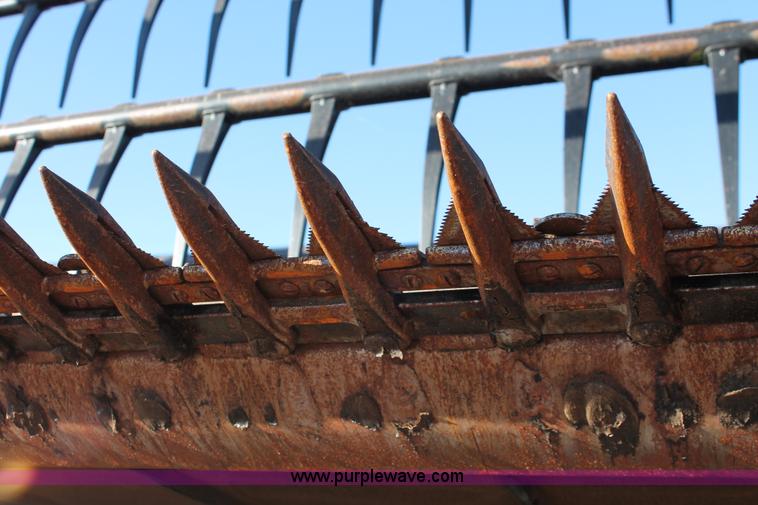 image for item L6818 2012 MacDon D60D draper head