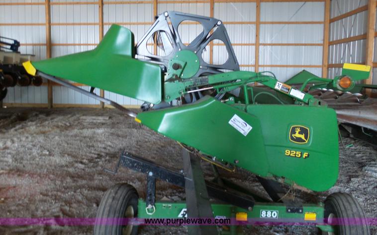 image for item L7047 2002 John Deere 925F platform head